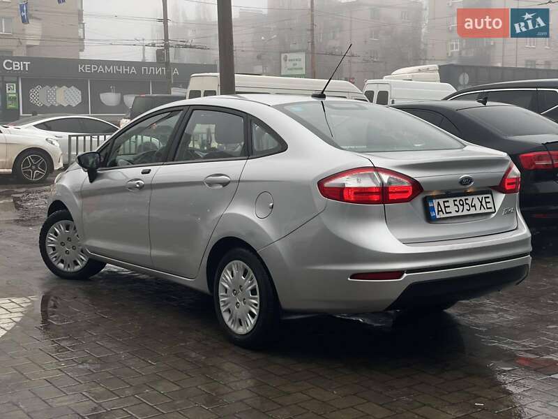 Седан Ford Fiesta 2016 в Дніпрі