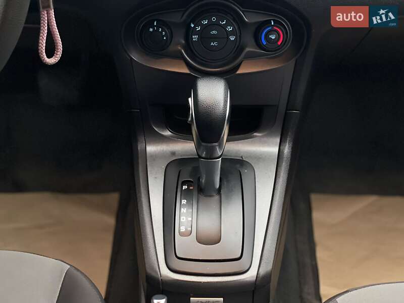 Седан Ford Fiesta 2016 в Дніпрі