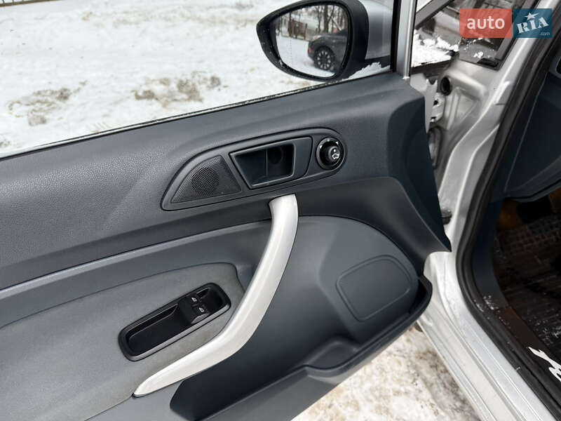 Хэтчбек Ford Fiesta 2010 в Чернигове