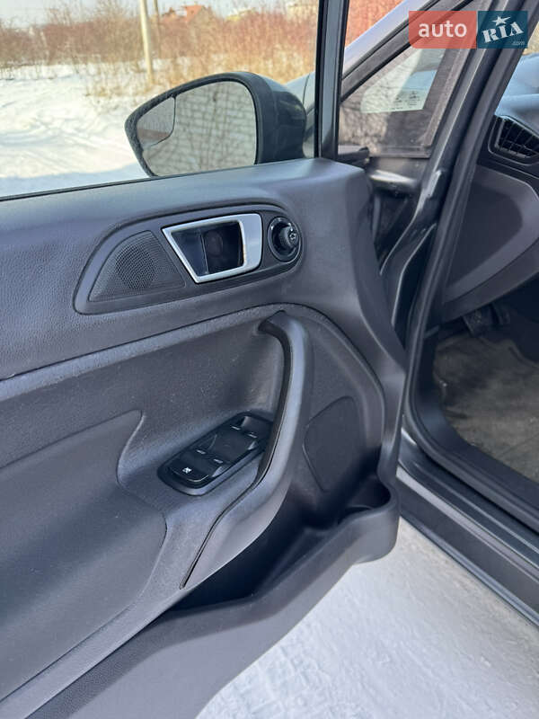 Седан Ford Fiesta 2015 в Львові