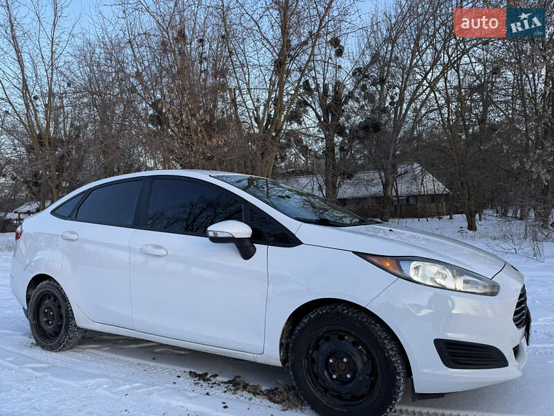 Седан Ford Fiesta 2014 в Зміїві