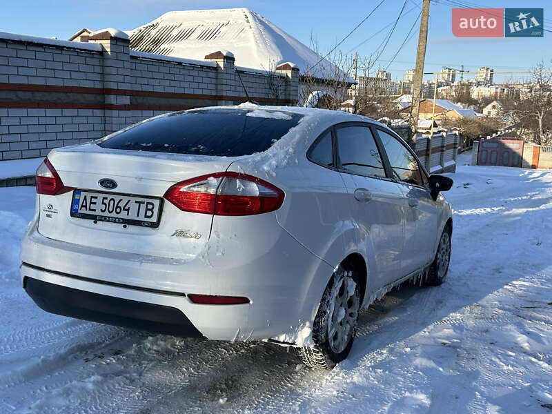 Седан Ford Fiesta 2015 в Дніпрі