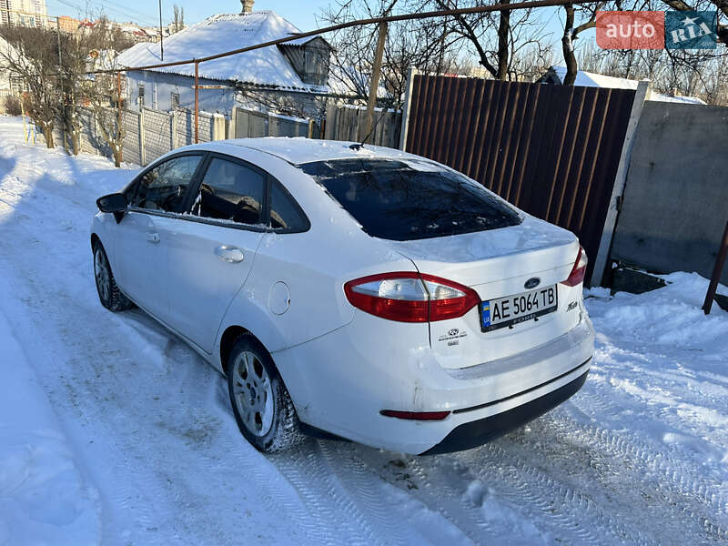 Седан Ford Fiesta 2015 в Дніпрі