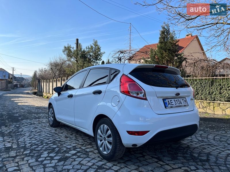 Хетчбек Ford Fiesta 2013 в Чинадієвому