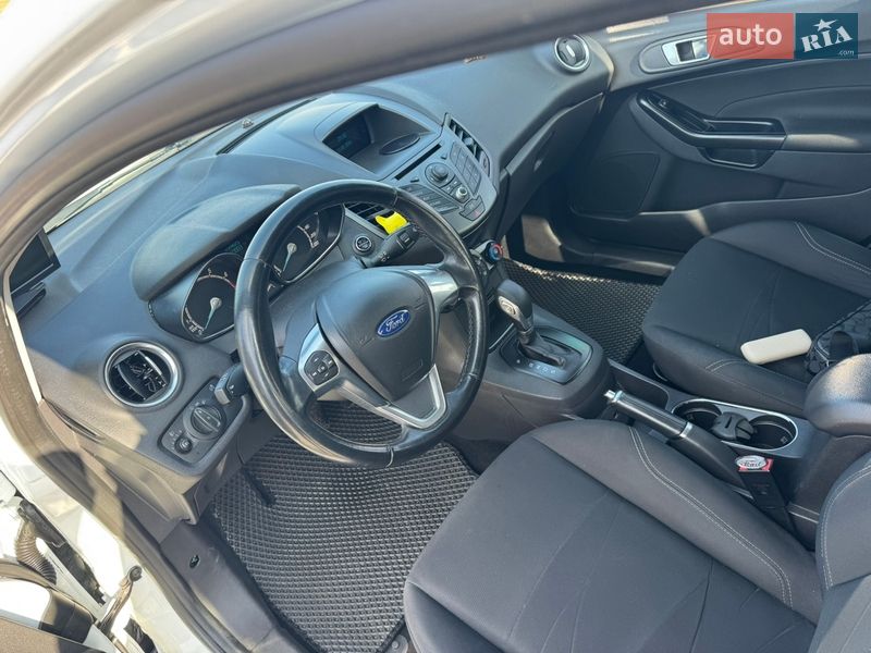 Хэтчбек Ford Fiesta 2015 в Прилуках
