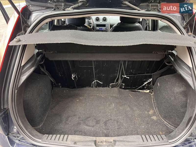 Хэтчбек Ford Fiesta 2004 в Радомышле