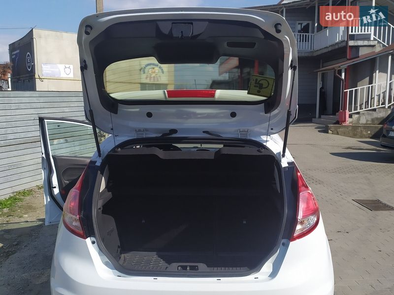 Хетчбек Ford Fiesta 2016 в Чернівцях