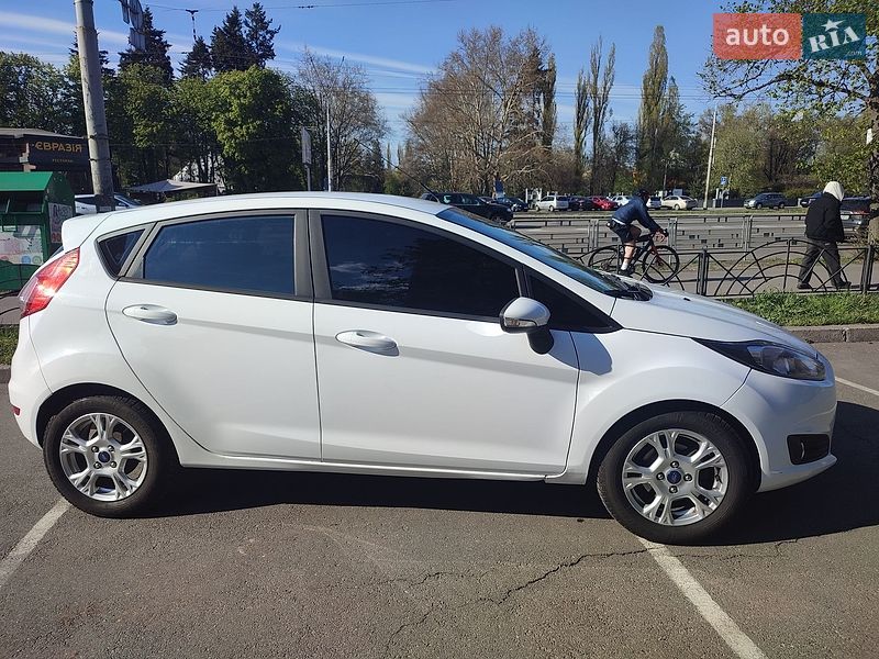 Хетчбек Ford Fiesta 2016 в Києві