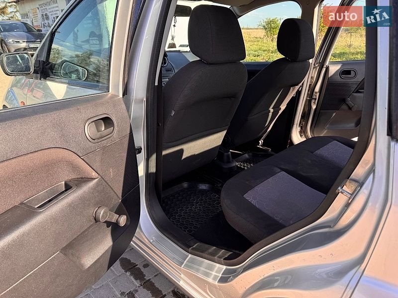 Хэтчбек Ford Fiesta 2006 в Отынии