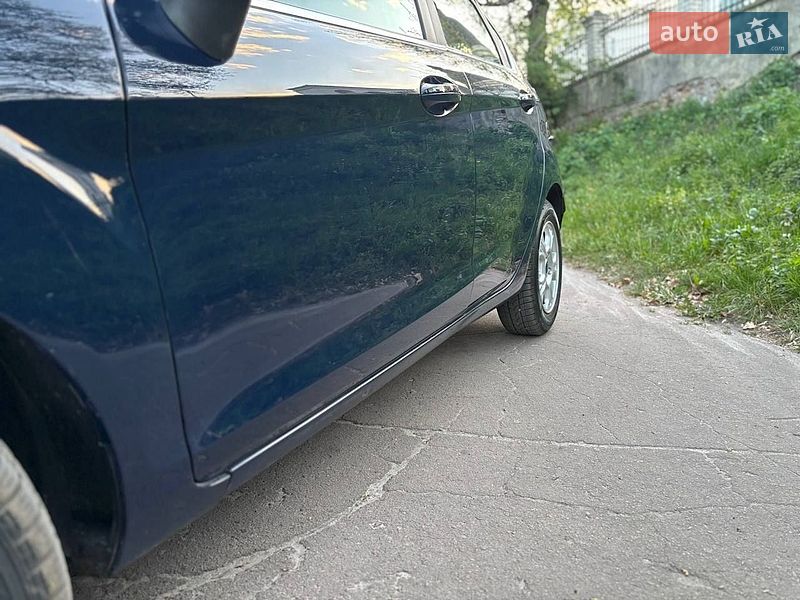 Хэтчбек Ford Fiesta 2014 в Остроге