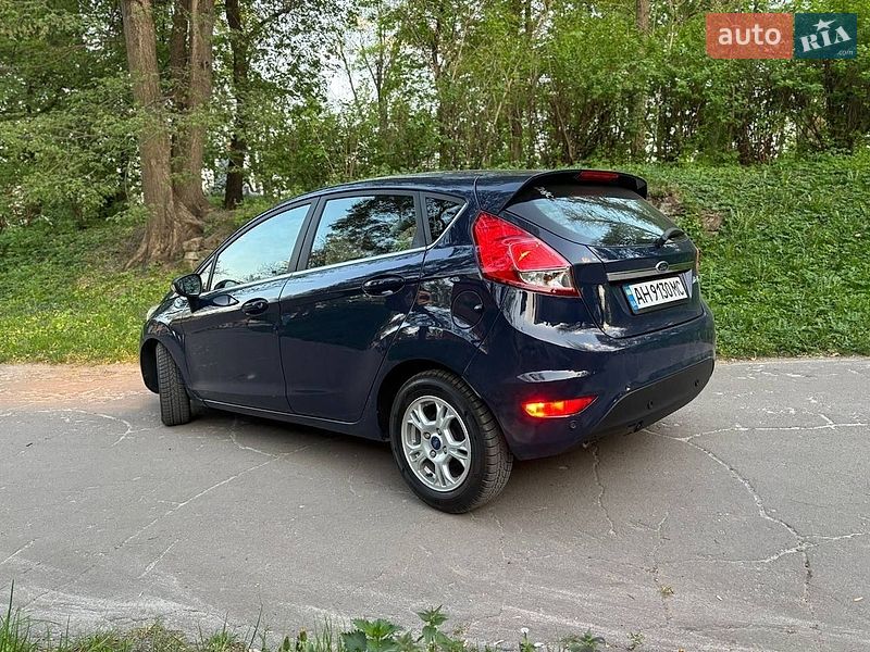 Хэтчбек Ford Fiesta 2014 в Остроге