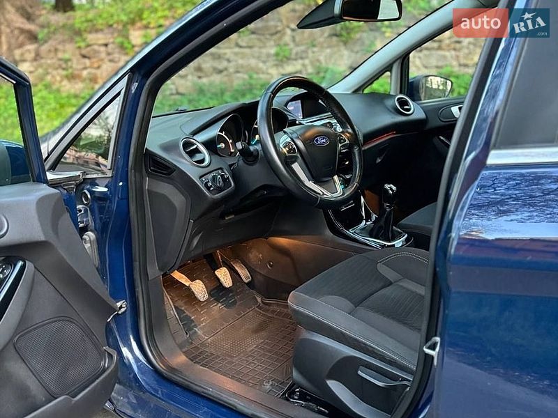 Хэтчбек Ford Fiesta 2014 в Остроге
