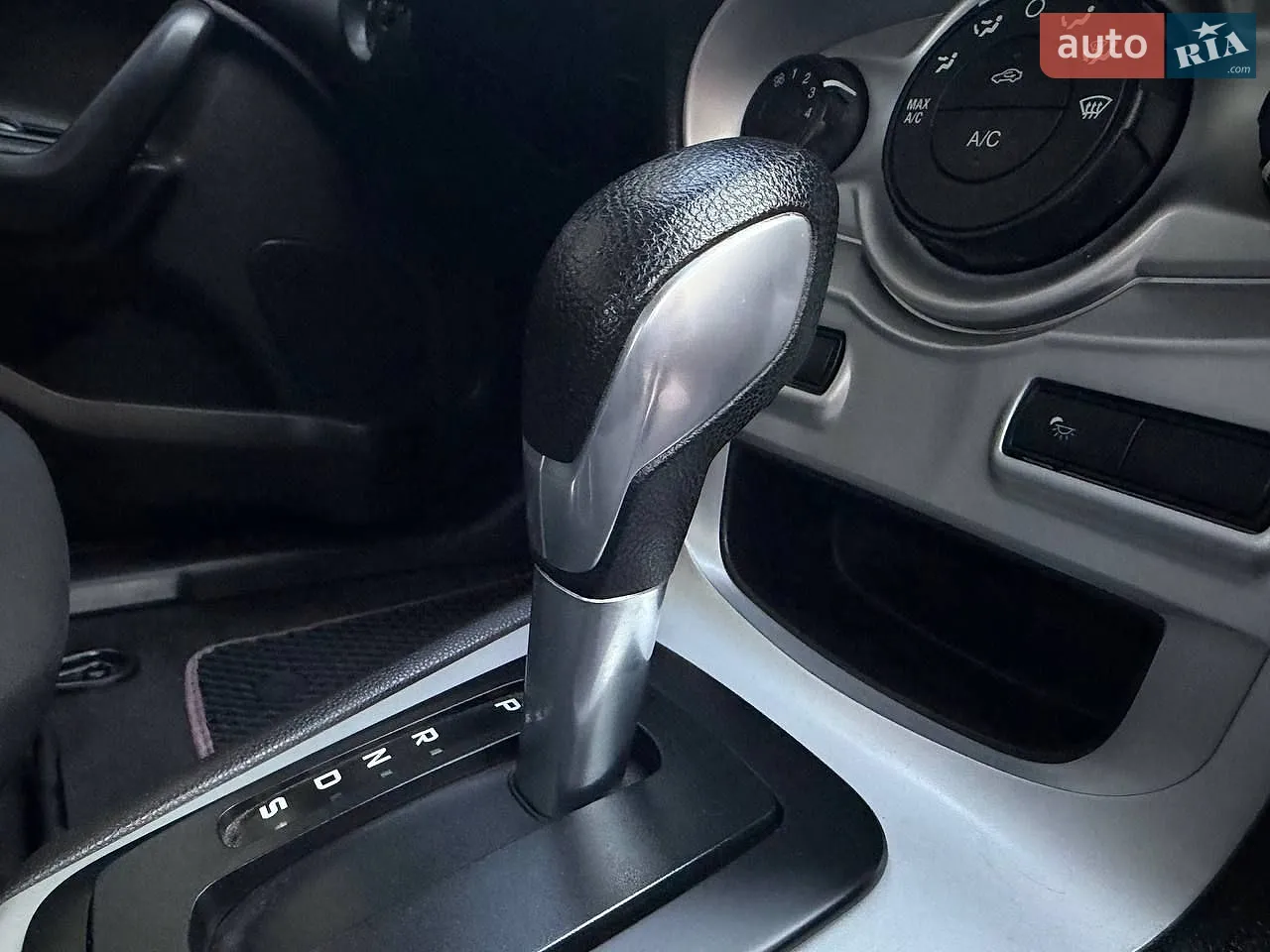 2013 Ford Fiesta - мініатюра 25