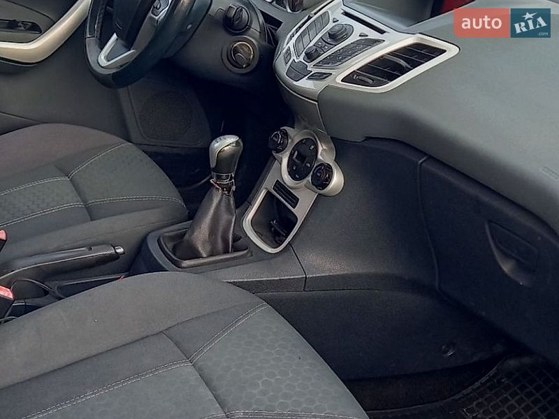 Хэтчбек Ford Fiesta 2011 в Рава-Русской