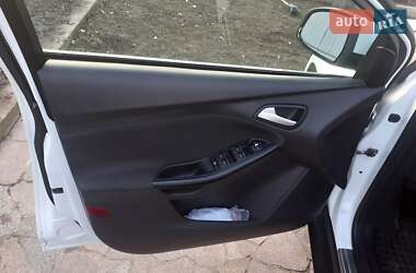 Хэтчбек Ford Focus 2013 в 