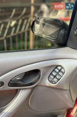 Хэтчбек Ford Focus 2002 в 