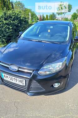 Хэтчбек Ford Focus 2012 в 