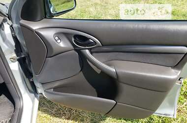 Хэтчбек Ford Focus 2002 в 