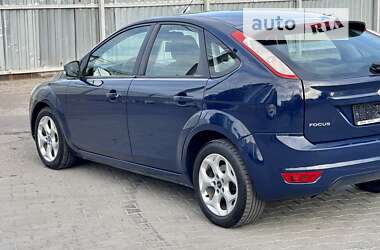 Хэтчбек Ford Focus 2011 в 