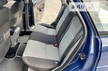 Хэтчбек Ford Focus 2011 в 