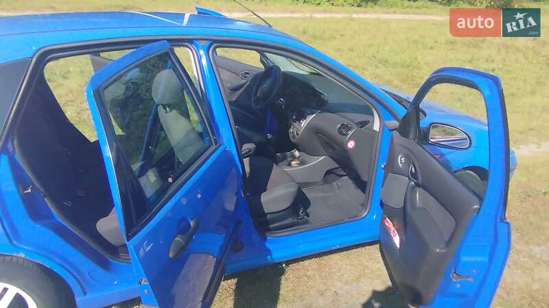 Хэтчбек Ford Focus 2003 в Шостке