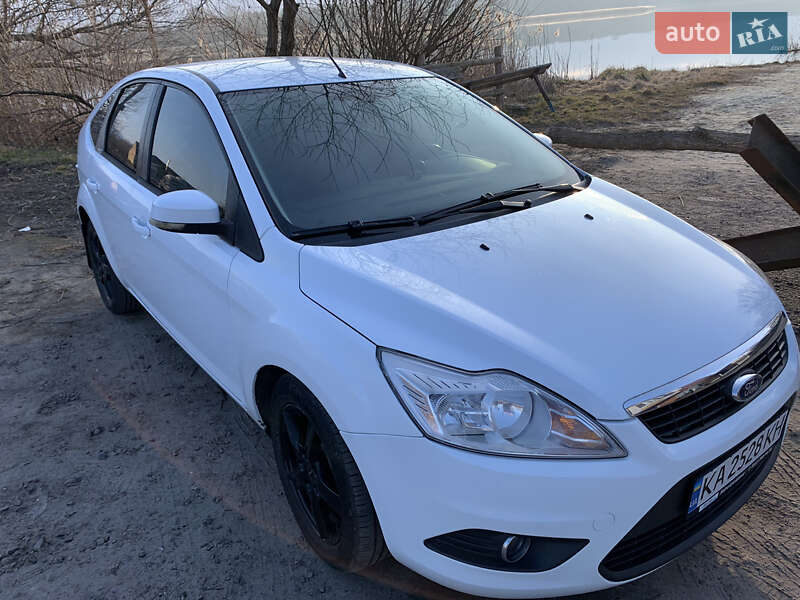 Хэтчбек Ford Focus 2010 в Попельне