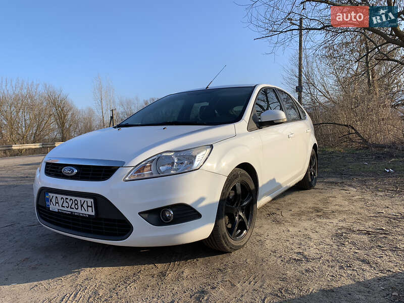 Хэтчбек Ford Focus 2010 в Попельне