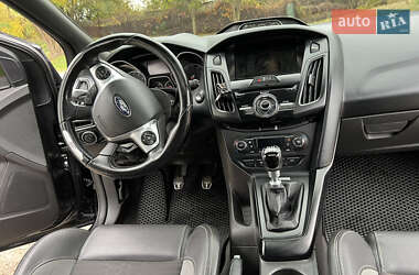 Хэтчбек Ford Focus 2012 в 