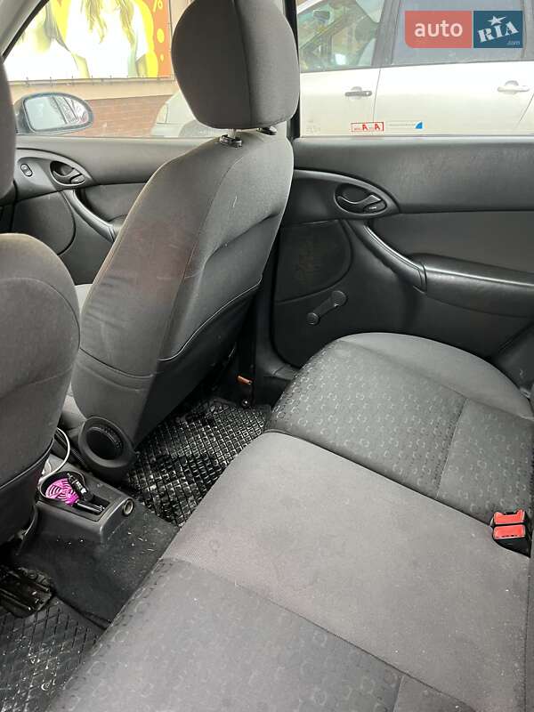 Хэтчбек Ford Focus 2002 в 