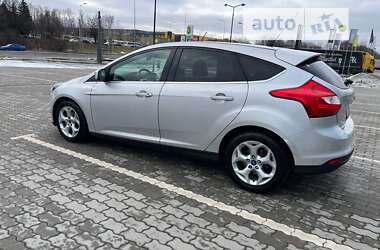 Хэтчбек Ford Focus 2011 в 