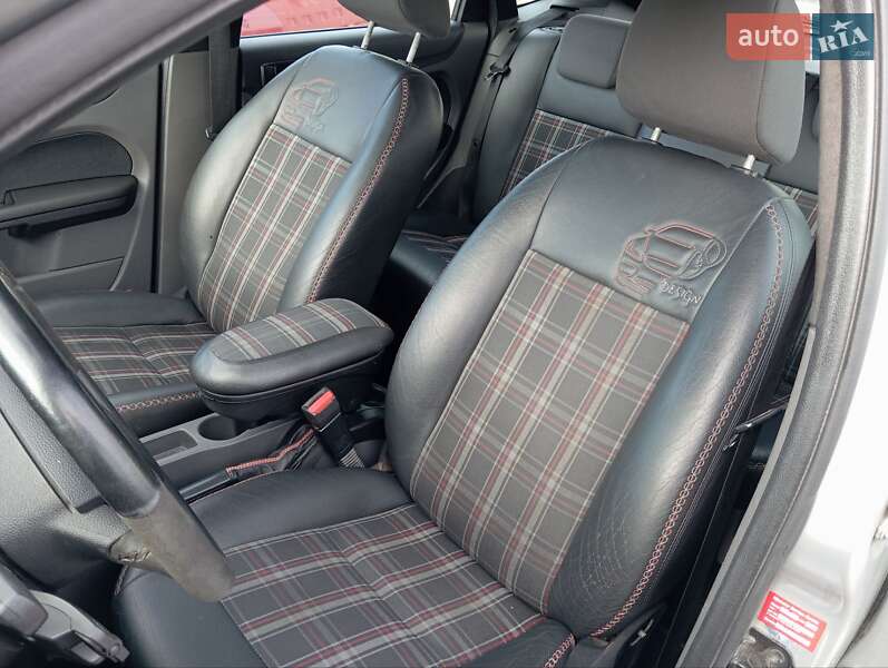 Хэтчбек Ford Focus 2004 в Хусте