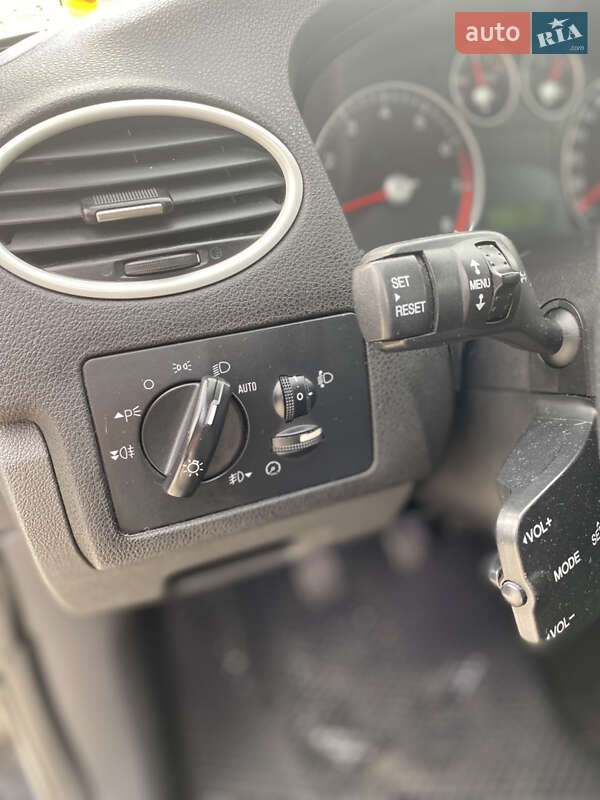 Хэтчбек Ford Focus 2006 в Тячеве