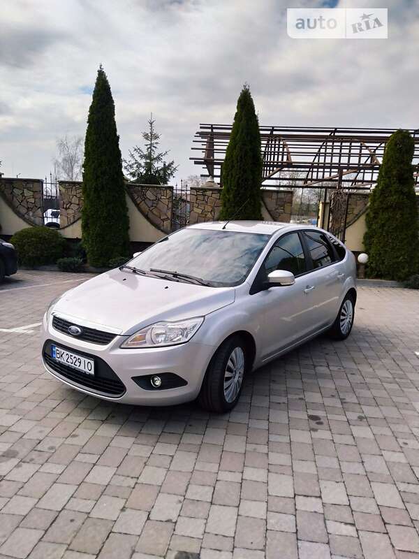 Хэтчбек Ford Focus 2008 в Сарнах