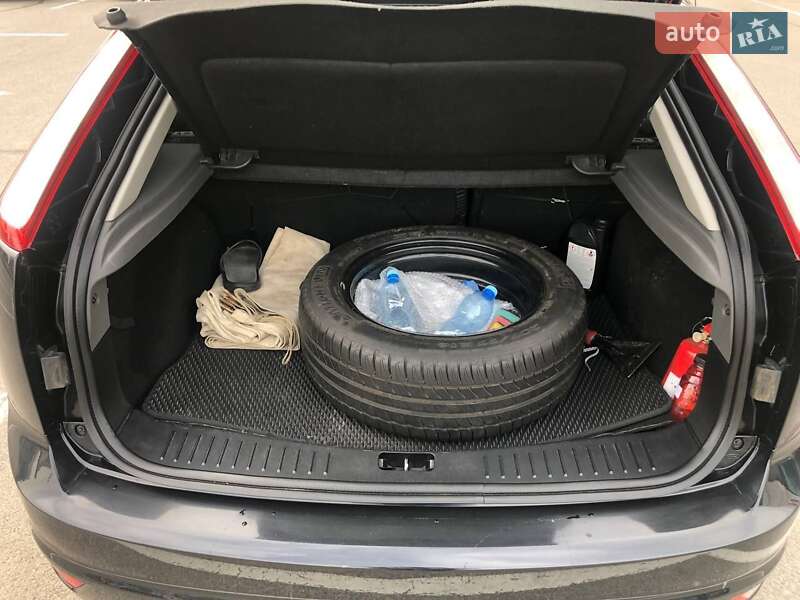 Хэтчбек Ford Focus 2011 в Чернигове