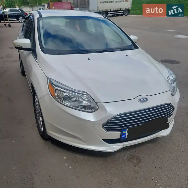 Хэтчбек Ford Focus 2012 в 