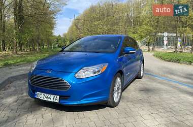 Хэтчбек Ford Focus 2012 в 