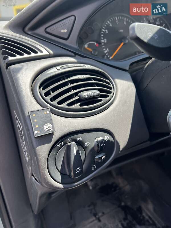 Хэтчбек Ford Focus 1999 в Изюме