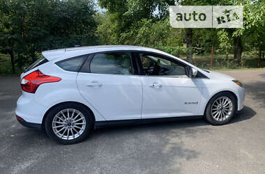 Хэтчбек Ford Focus 2012 в 