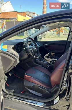 Хэтчбек Ford Focus 2011 в 