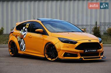 Хэтчбек Ford Focus 2012 в 