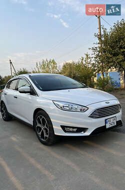 Хэтчбек Ford Focus 2015 в 