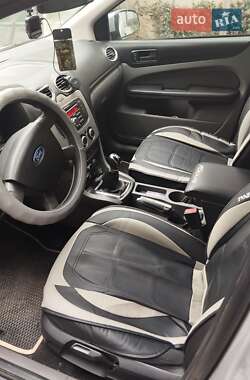 Хэтчбек Ford Focus 2011 в 