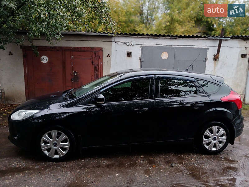 Хэтчбек Ford Focus 2012 в 
