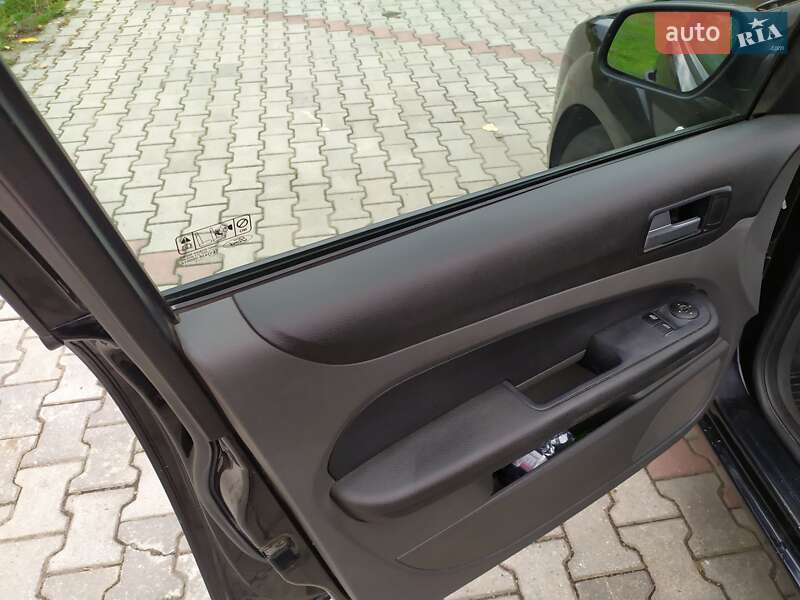Хэтчбек Ford Focus 2006 в Ужгороде
