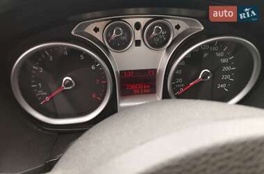 Хэтчбек Ford Focus 2011 в 