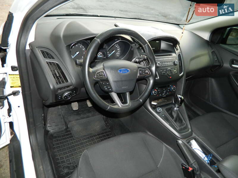 Хетчбек Ford Focus 2015 в Южноукраїнську