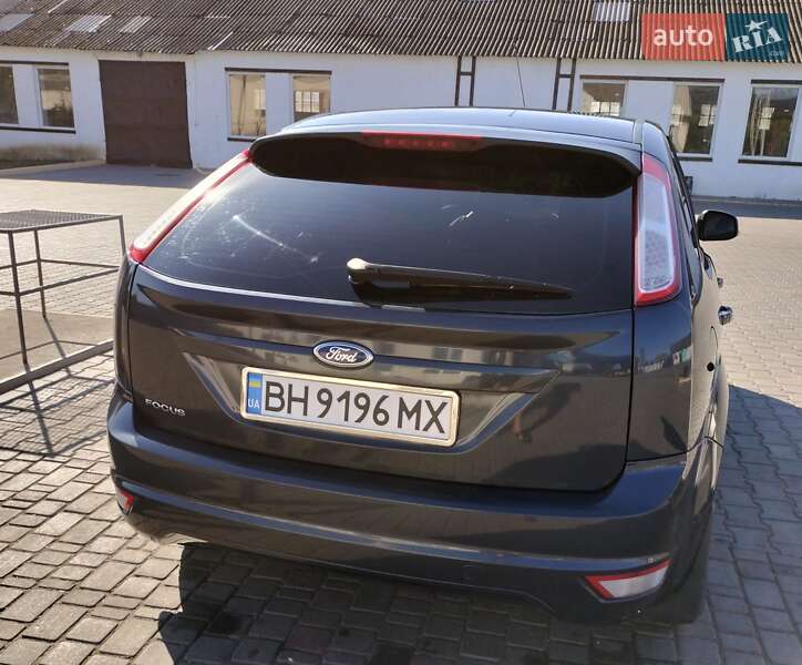 Хэтчбек Ford Focus 2010 в Виноградовке