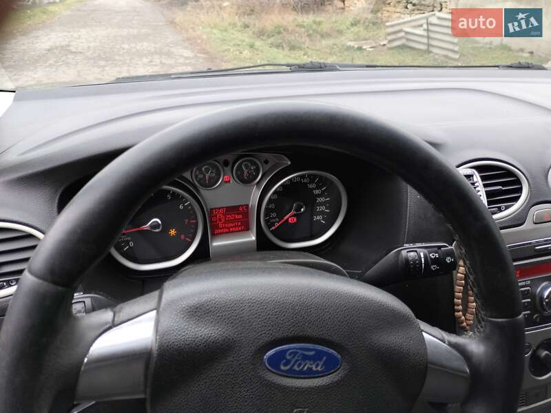 Хэтчбек Ford Focus 2010 в Виноградовке