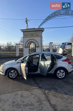Хэтчбек Ford Focus 2011 в 