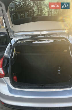 Хэтчбек Ford Focus 2011 в 